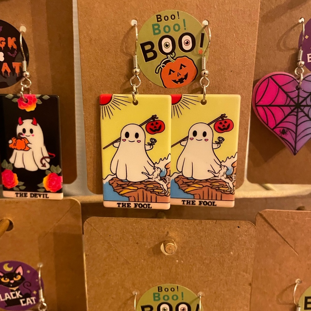 ‘The Fool’ acrylic ghost earrings 🥰
